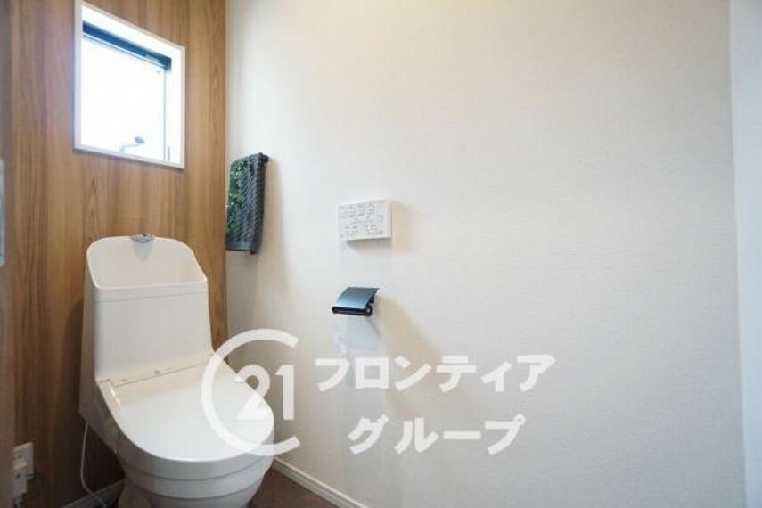 参考プラン完成予想図 トイレは温水洗浄付き便器です。壁紙の色、窓の配置等、一邸一邸のこだわりをぜひ現地でご覧ください。