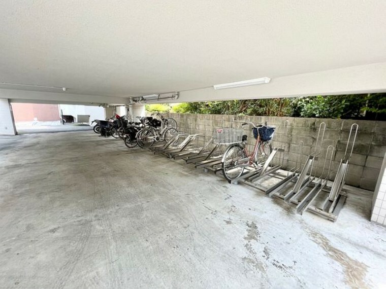駐輪場 【自転車置き場】きちんと整頓された自転車置き場。管理状態の良さがうかがえます。