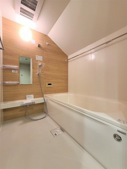 浴室 シンプルながらも機能的で清潔感のある浴室ですね。