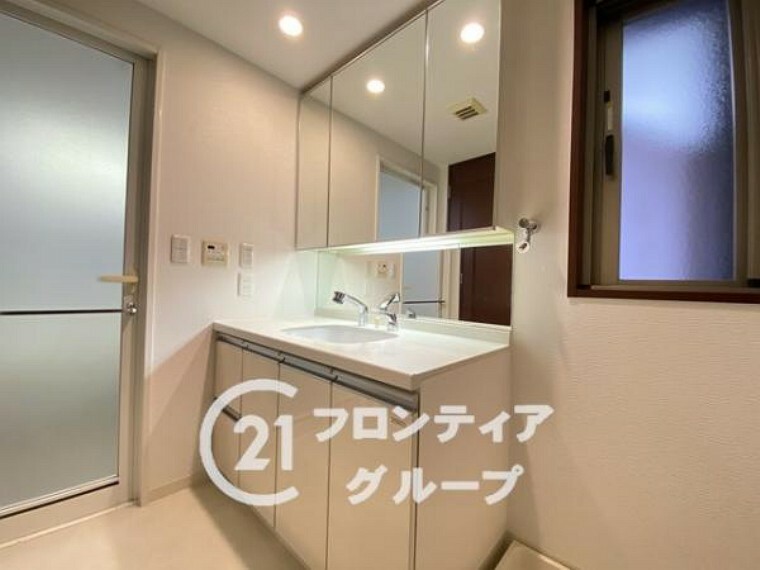 洗面化粧台 自然換気ができる小窓付き洗面室