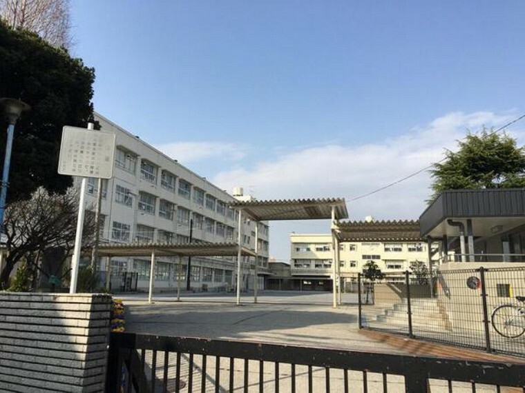 小学校 横浜市立大曽根小学校 学区の北側を流れる鶴見川の川べりに立ち、南側には梅林で有名な大倉山公園をひかえたまちです。