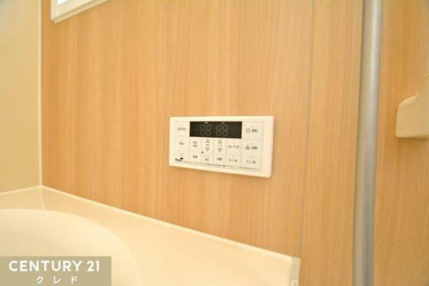 発電・温水設備 【浴室内給湯器】 給湯器が浴室にもあるので入浴中のご家族それぞれのちょうど良い温度に調節することができます。設定温度に達すると音でお知らせしてくれるので、暖かなお風呂にすぐに入れます。