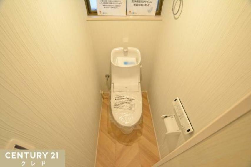 トイレ 白を基調としたウォシュレット付きのトイレです。ライフスタイルに合わせやすいシンプルな造りとなっているので室内のレイアウトもしやすく、お掃除も簡単に行え、衛生的な空間を保つことができます。