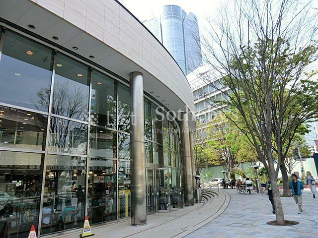 ショッピングセンター TSUTAYA TOKYO ROPPONGI 徒歩9分。