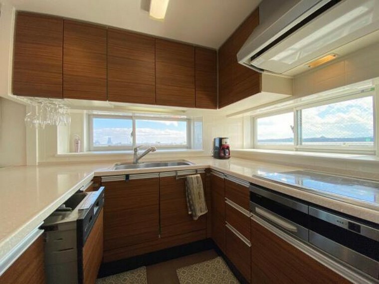 キッチン （キッチン）U型キッチンは収納スペースも作業スペースも広々。眺めの良い出窓付き。