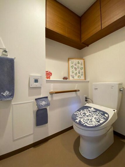 トイレ （トイレ）たっぷりの収納スペースと手洗い場の付いたトイレ