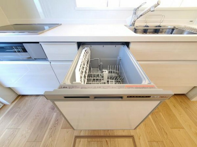 家事の時短になり殺菌効果も期待できる食器洗い乾燥機付き。