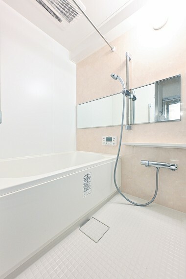 アクセントパネルを施した浴室、浴室換気乾燥機付き