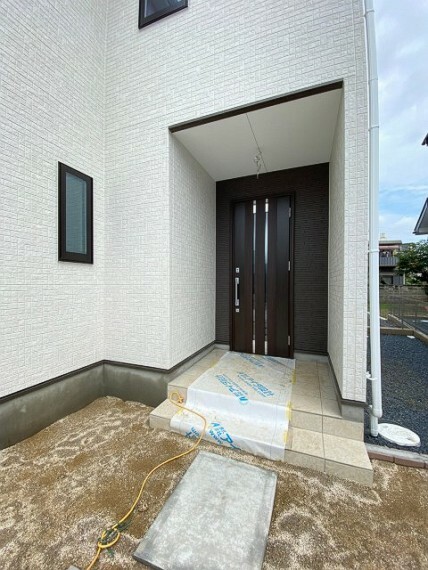ゆったりとした玄関。奥行きのあるポーチで雨の日も安心です