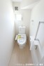 トイレ 2か所のトイレは朝の混雑緩和に活躍します。 1・2階共に温水洗浄便座を完備しております。 （同仕様）
