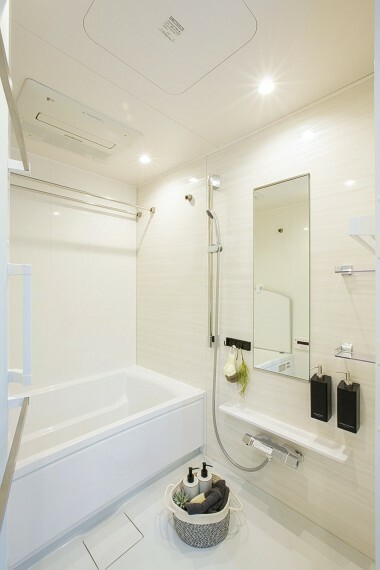 浴室 雨の日の洗濯物の乾燥や毎日の換気に使える浴室暖房乾燥機を装備。