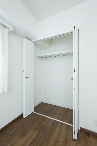 収納 洋室（2）使いやすさ・しまいやすさを考慮し奥行きや枕棚の高さを決定したクローゼット。