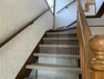 【リフォーム前_階段】階段は絨毯張替え、既存の手摺の撤去後、壁新設し手すりを新品交換致します。