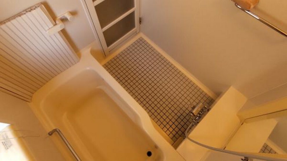 浴室 【現況販売】一坪タイプのユニットバスは足を伸ばしてゆっくり入浴出来ます。
