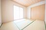 和室 リビング隣の6帖和室は、趣ある安らぎ空間。来訪時や家事スペースとしても重宝します！