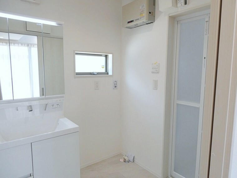 ランドリースペース 窓付きで明るい洗面脱衣室の洗濯機置き場。