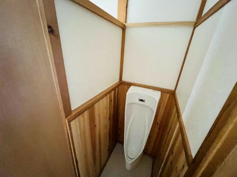トイレ 【リフォーム前写真】小便器もあります。