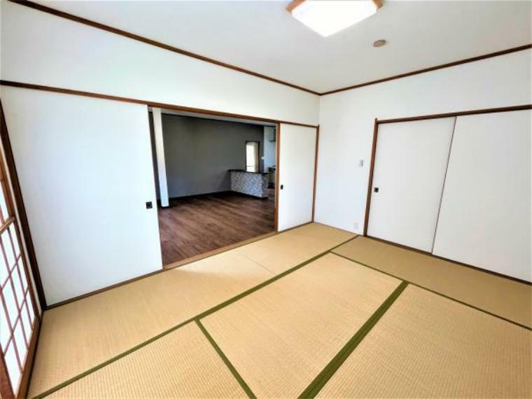 和室 【リフォーム済】1階和室の写真です。リビングと行き来できる間取りとなっておりますので、足を伸ばして座りたいときは是非和室でくつろいでください。