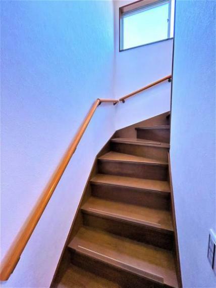 【リフォーム済】階段の写真です。手摺もついていますので、足腰に不安のある方でも上り下りしやすいです。