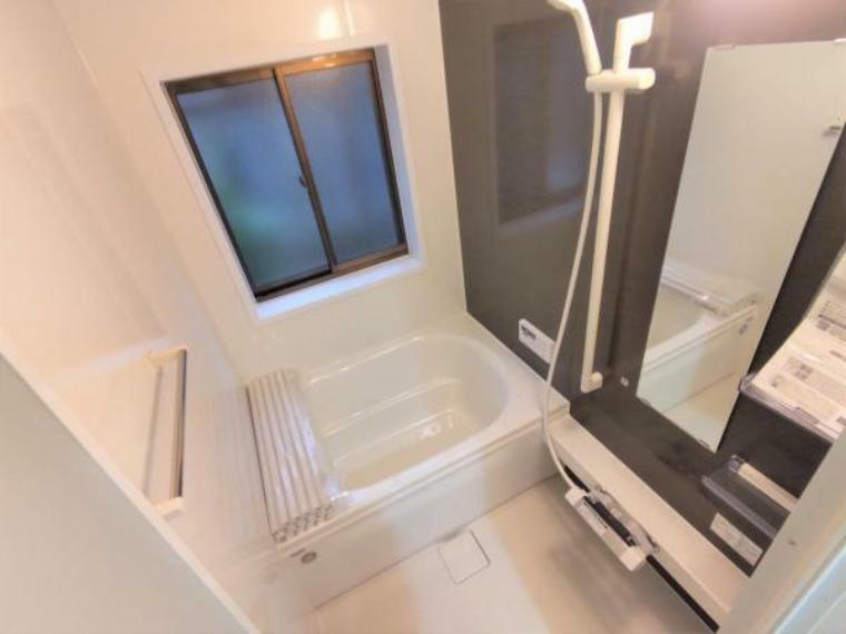 浴室 【リフォーム済】浴室はハウステック製のユニットバスに交換しました。浴槽には滑り止めの凹凸があり、床は濡れた状態でも滑りにくい加工がされている安心設計です。