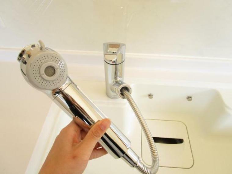 キッチン 【リフォーム済】キッチンの水栓金具はノズルが伸びてシンクのお手入れもラクラクです。水栓本体には浄水機能が内蔵されていて、おいしいお水をつくります。
