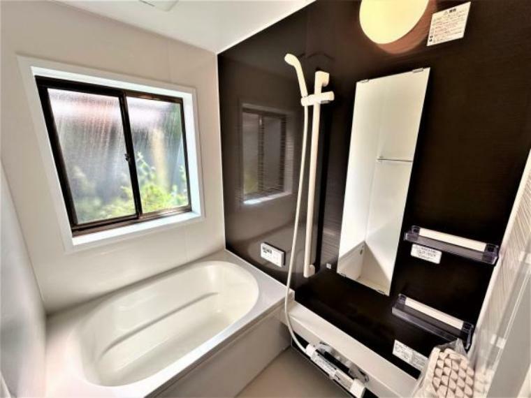 浴室 【リフォーム済】浴室はハウステック製のユニットバスに交換しました。浴槽には滑り止めの凹凸があり、床は濡れた状態でも滑りにくい加工がされている安心設計です。