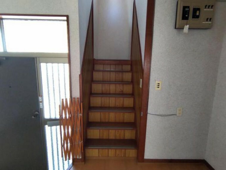 【リフォーム中】 2階に続く階段です。 手すりが無く危なかったので手すりを設置します。お年を召してからの昇降も安心です。 事故の起こりやすい階段の昇降を、より安全にできるように最大限配慮しています。