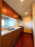キッチン 調理スペースが広く、お料理がはかどります  上部棚付きでキッチンがスッキリ片付きます