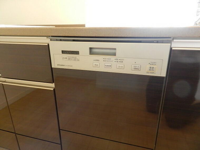 キッチン 食洗機付なので毎日の食器洗いから解放されます。
