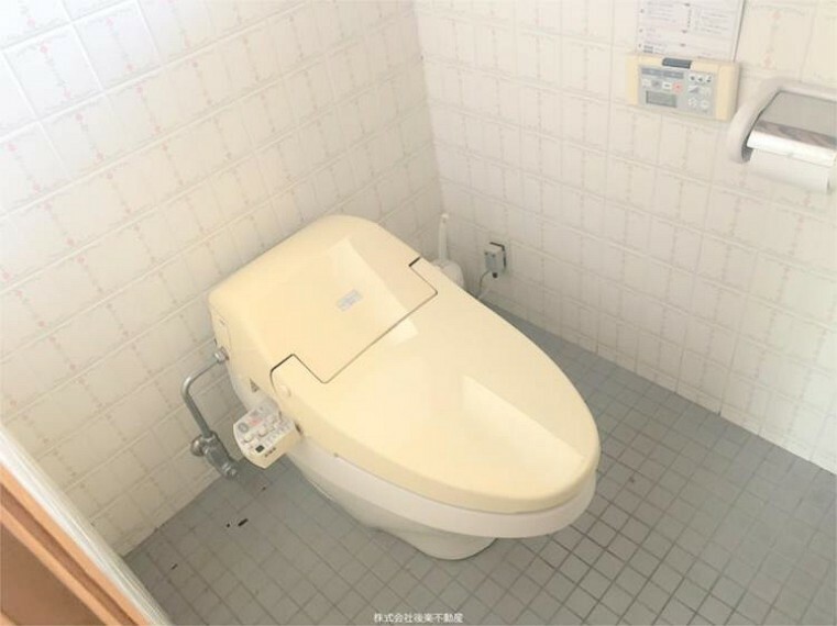 トイレ 温水洗浄便座。トイレは各階1カ所ずつあります。