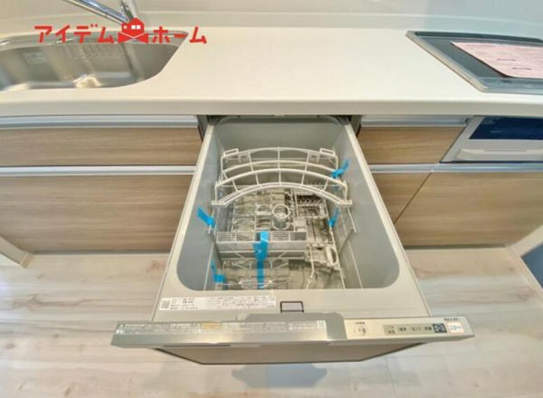 キッチン 手間・時間をかけず、効率よく食器類を洗浄 家事の時間を大幅に短縮出来ます。 かつ節水効果にも優れた食洗機を標準装備。スライド式なので場所も取りません。