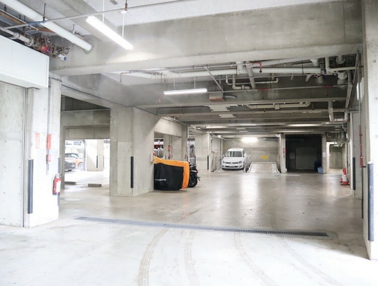 駐車場 駐車場と明記されていても、最小スペースでつくられた駐車場だと大型車は駐車できなかったり、出入りしにくくなったりする可能性があります。お車のサイズと購入したい物件の駐車場のサイズを現地で確認しましょう。