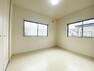 2階5.25畳の洋室は二面採光の明るいお部屋です！