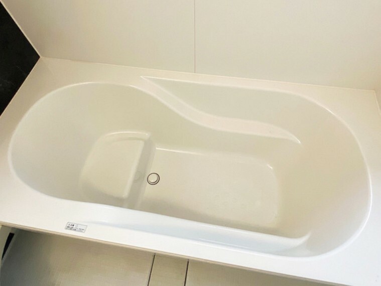 浴室 半身浴や小さいお子様の入浴時に便利なエコベンチ浴槽採用