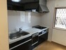 キッチン ガスコンロ3口、グリル、食器洗浄機つきのキッチンです。 上部と下部に収納スペースあり！