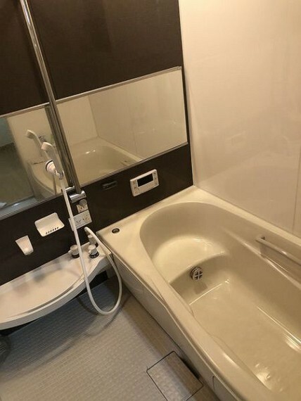 浴室 追い炊き機能、オートバス機能ありの浴室です！ 半身浴が出来る段差がついています。鏡の大きい綺麗な浴室です！