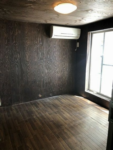 4階納戸です。 深い色合いの壁紙、床材を使用しているシックな空間です。 南側バルコニーに面しております。