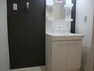 洗面化粧台 洗面室はしっかりとしたスペースを確保。上質な温かみを持つカラーで統一されています。（7/8）