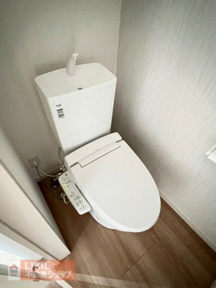 トイレ 【トイレ】現地完成写真。温水洗浄暖房便座付き。2階にもトイレがございます。