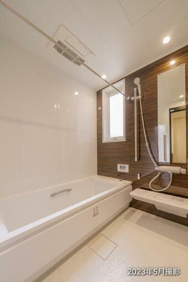 浴室 【No.2/浴室】温かみのある優しい木目のアクセントパネルを採用した浴室。浴室乾燥機を搭載しているので、天候や時間帯を気にすることなく、洗濯物を気持ちよく乾かせます。/2023年5月撮影