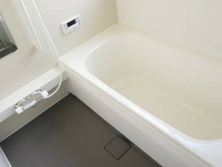 浴室 【同仕様写真】浴室はハウステック製の新品のユニットバスに交換します。浴槽には滑り止めの凹凸があり、床は濡れた状態でも滑りにくい加工がされている安心設計です。