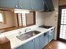 キッチン 【キッチン】キッチンは3つ口コンロに食洗機付きです。天板は人工大理石で汚れが付いても拭き取りやすいです。