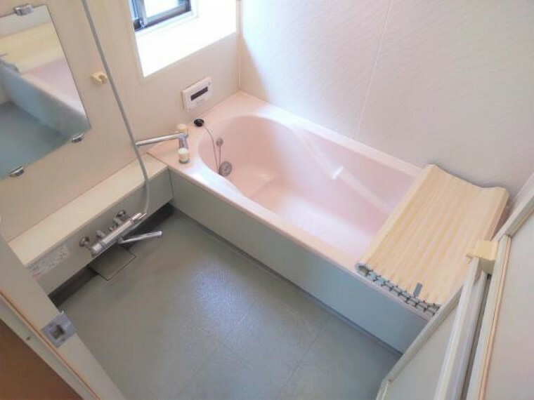 浴室 【お風呂】ユニットバスの写真です。一坪サイズのお風呂なので日頃の疲れも取れそうですね。