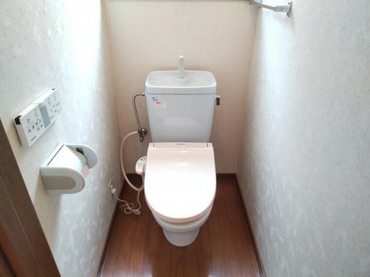 トイレ 【トイレ】トイレの写真です。ペーパーホルダーやタオル掛け、リモコンもありますので心地よい場所になりそうです。