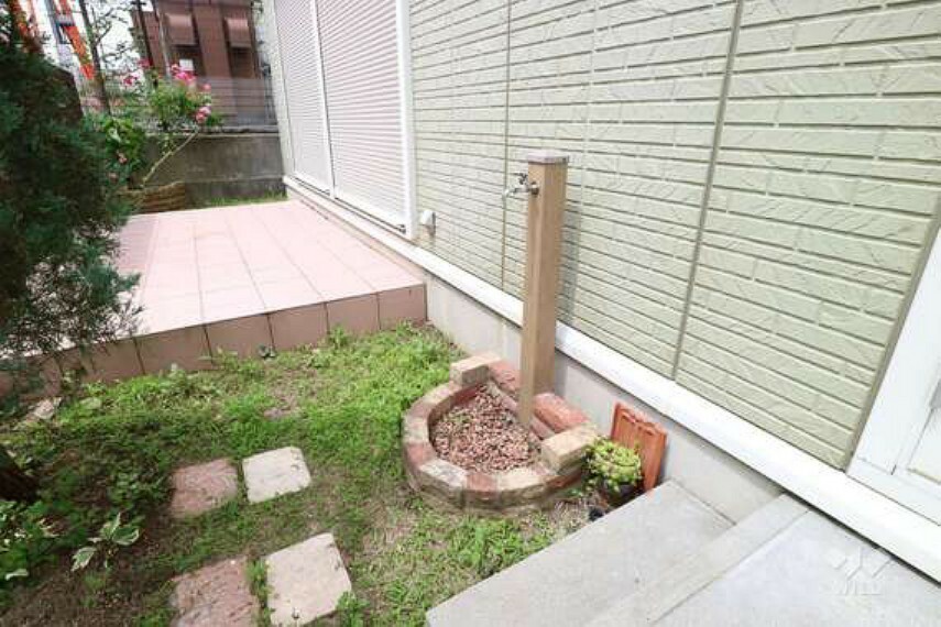 庭 庭。水栓も設けられており、菜園の草花への水やりはもちろん、お子様用のプールを使う時などにも重宝します。［2022年6月13日撮影］