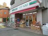スーパー ローソンストア100川崎大島店 24時間営業。コンビニの利便性、スーパーの品揃え、100円ショップの均一価格の3つの業態特性を併せ持つストアです。