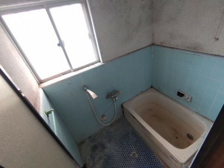 浴室 【リフォーム中7/24撮影】浴室の写真です。新品のユニットバスに交換します。1坪タイプに拡張しますので、男性の方でもゆっくり湯舟に浸かることができるようになりますよ。