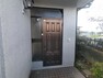 玄関 【リフォーム中7/24撮影】玄関の写真です。玄関扉は新品に交換します。ポーチタイルの張替え、インターホンも新品に交換します。玄関は住宅の顔ともいえる箇所なのでキレイになっているのは嬉しいですね。