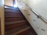 【リフォーム中7/24撮影】階段の写真です。階段は一段ごとにフローリングの重ね張り、ノンスリップの設置を行います。手すりも新設しますので昇り降りもしやすくなりますよ。