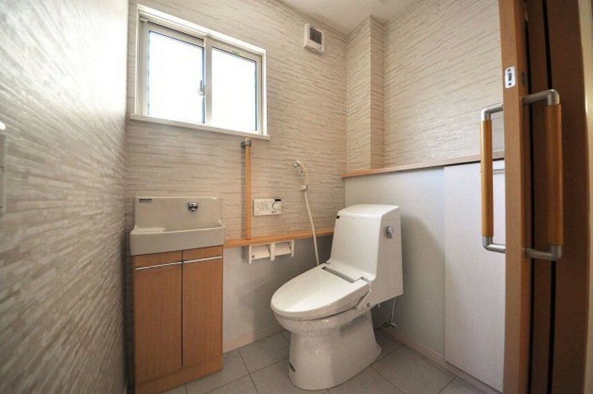 トイレ 1階のトイレはバリアフリーになっています。壁と天井のクロスを張替えてきれいになりました。